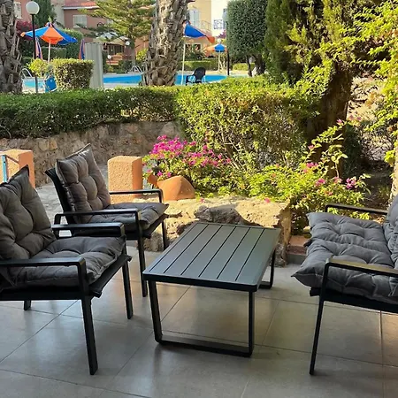 Vakantiehuis 2-bedroom Townhouse With Pool In Paphos