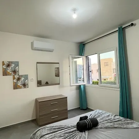 Vakantiehuis 2-bedroom Townhouse With Pool In *