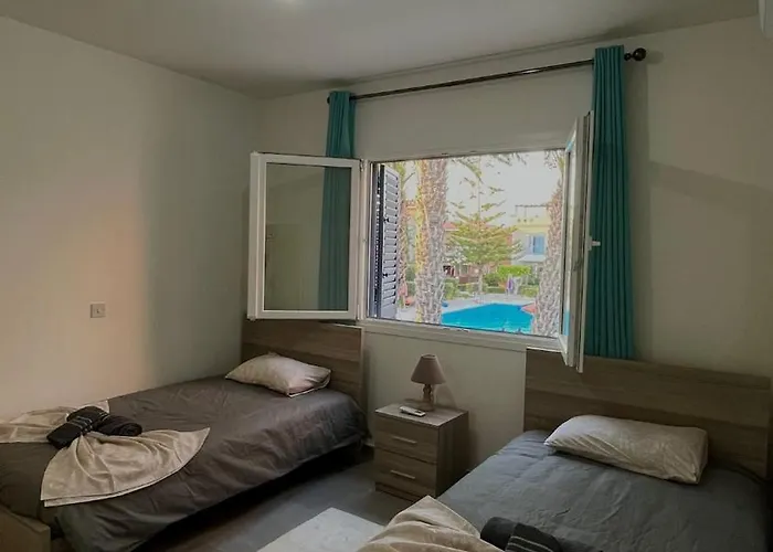 別荘 2-bedroom Townhouse With Pool In *