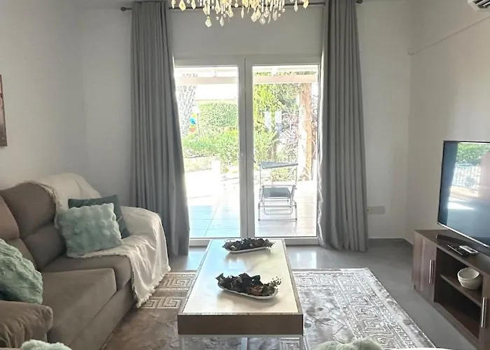 別荘 2-bedroom Townhouse With Pool In *