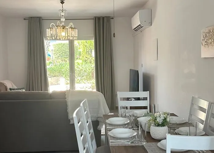 2-bedroom Townhouse With Pool In パ フォス